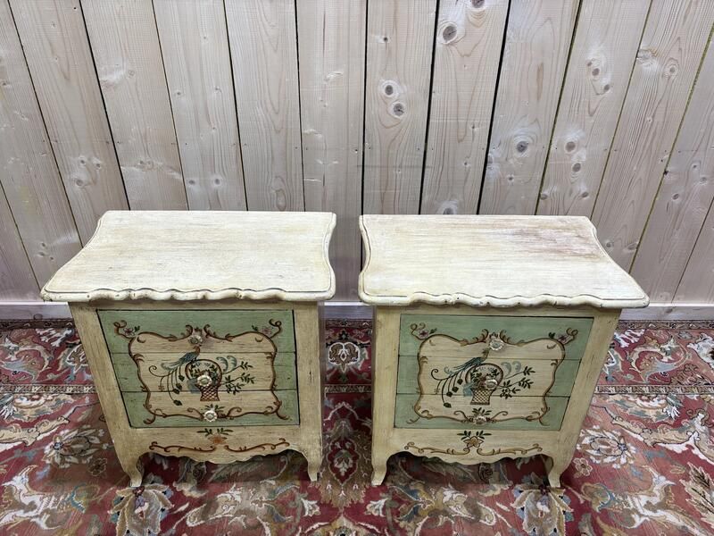 Paire De Chevets En Bois Peint De Style Louis XV photo furniture