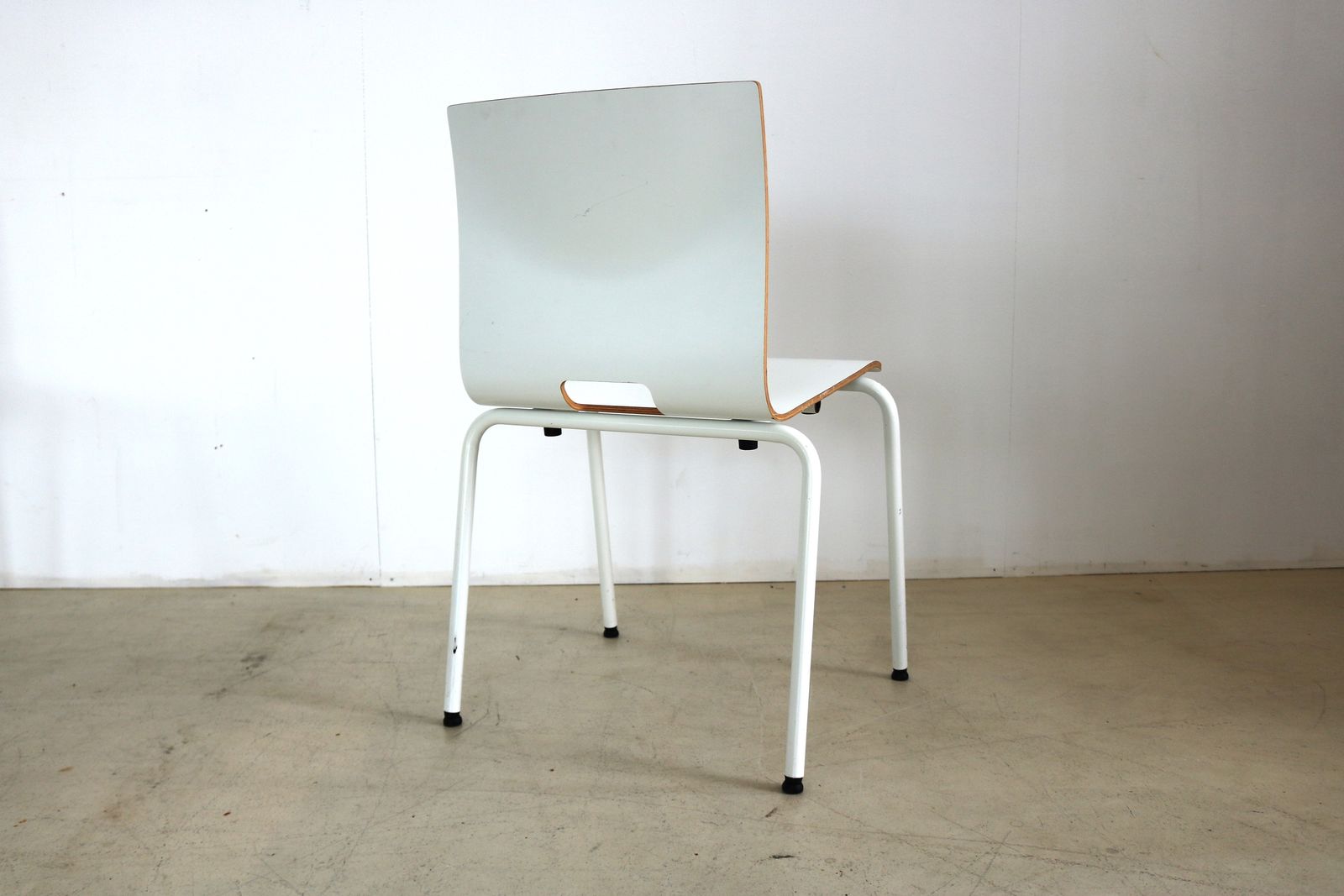 Meubels Set Van 4 Industriële Stapelstoelen photo