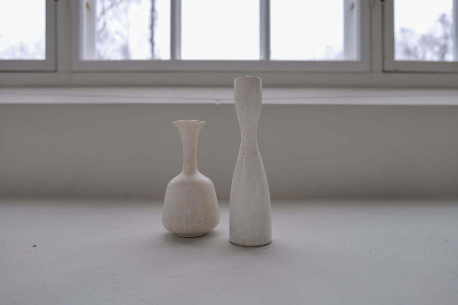 photo buy Midcentury Modern Groupe Of 6 White And Grey Vessels Rörstrand Sweden 1950