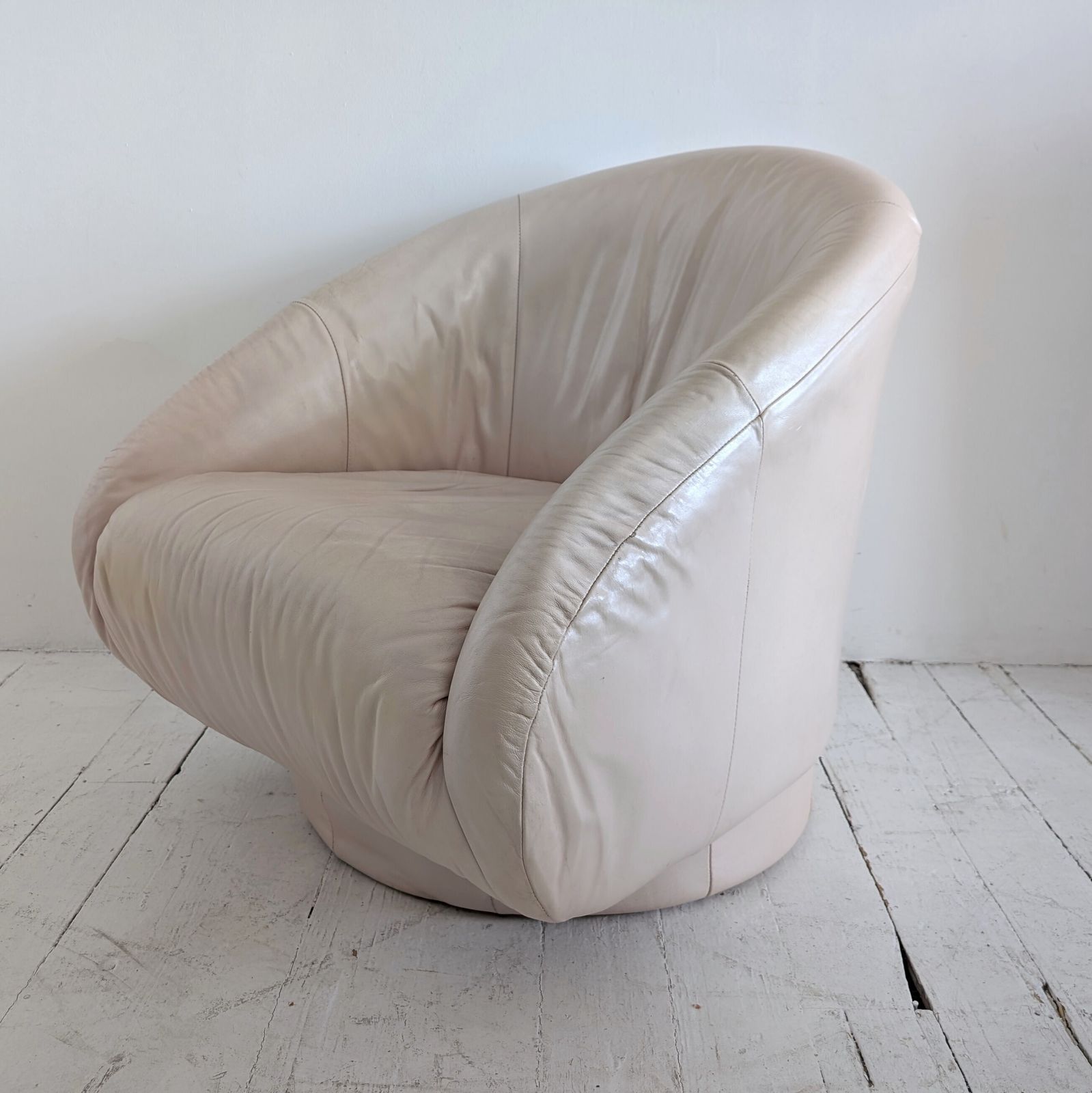 850.0 Vintage Post Modern Pale Blush Pink Pearlised Leather Swivel Lounge Chair By Natuzzi Italy 1980s  Two Available photo