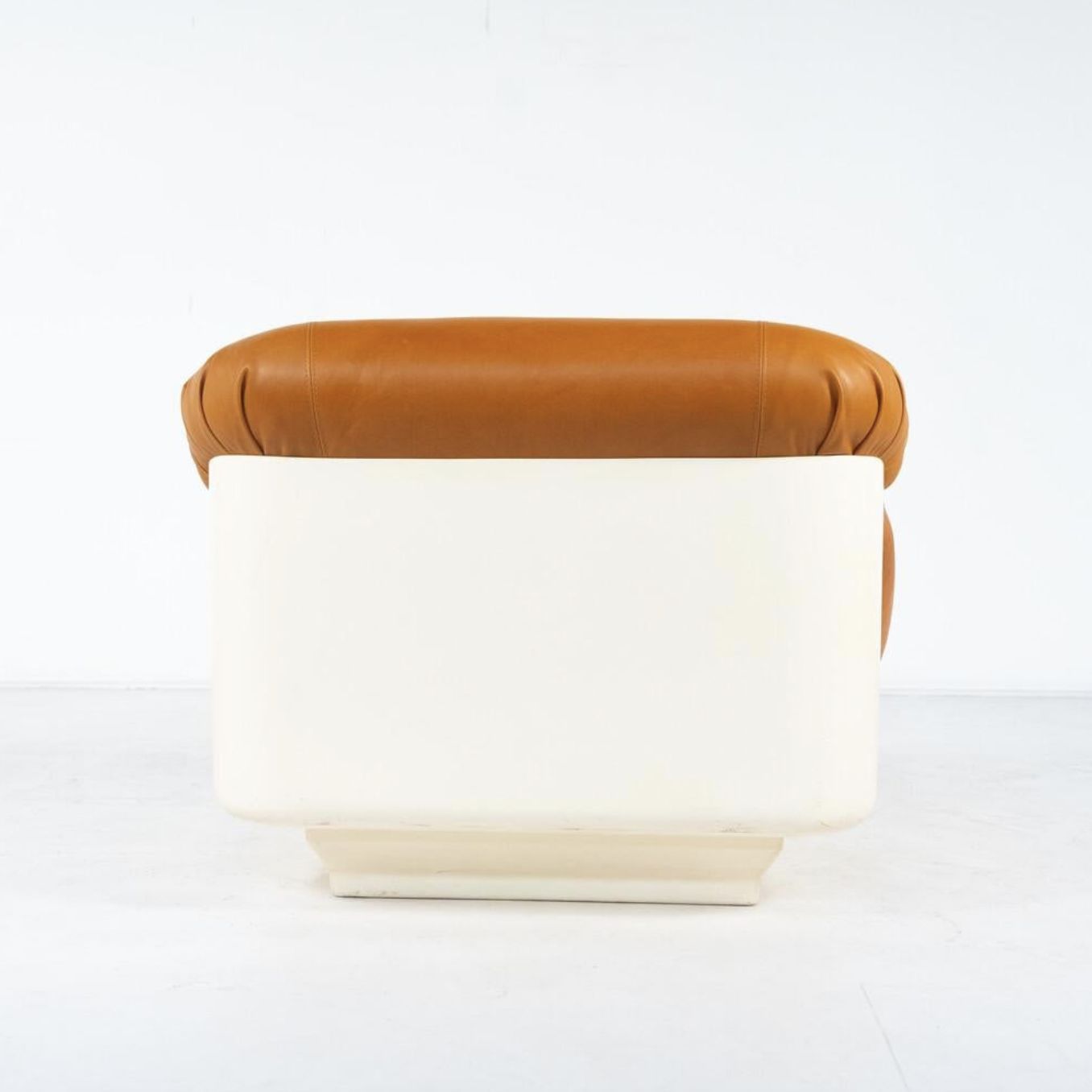 photo buy Pair Of Armchairs By Jorge Zalszupin, Fiberglass And Leather, 2 Pairs Available