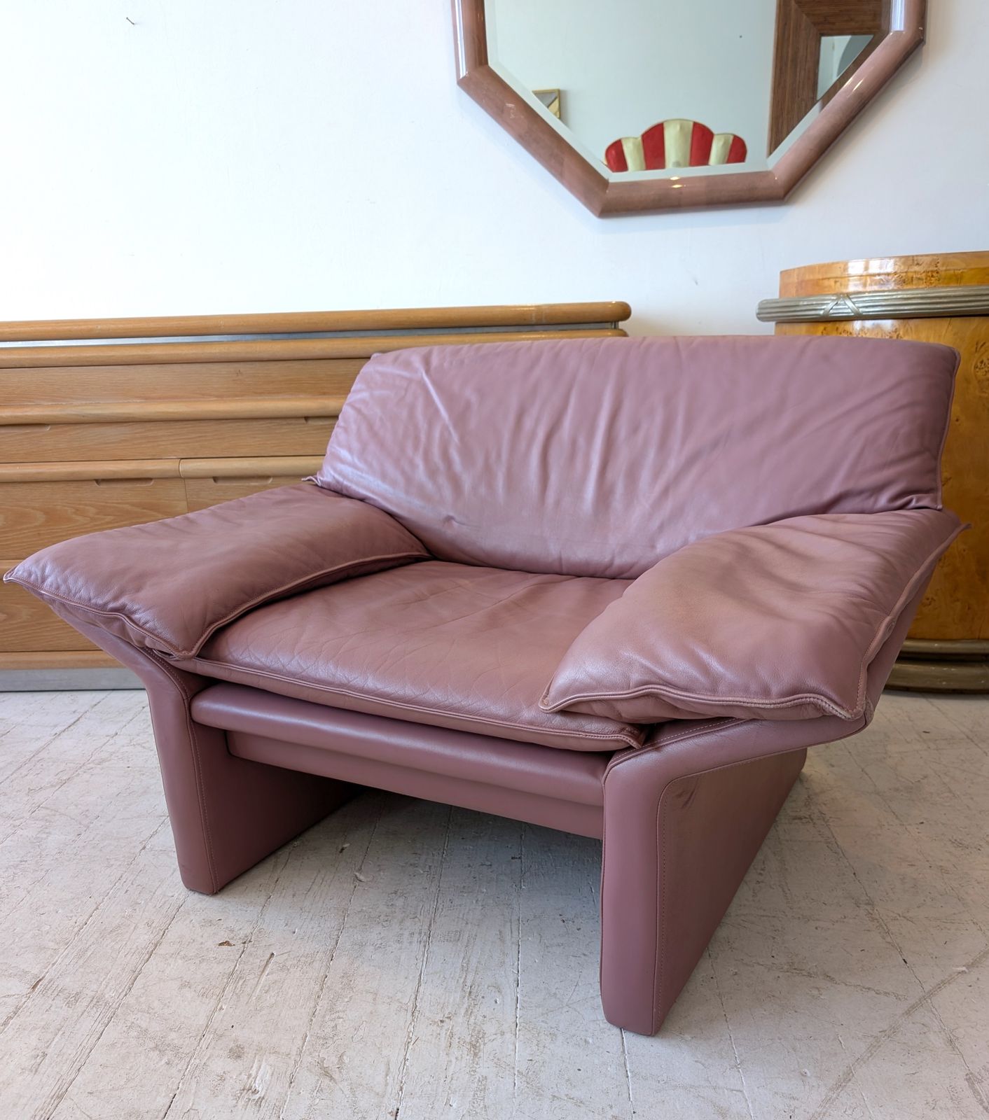 photo furniture Angular Post Modern Vintage  Pink / Mauve Leather Armchair By Brayton, USA 1980s
