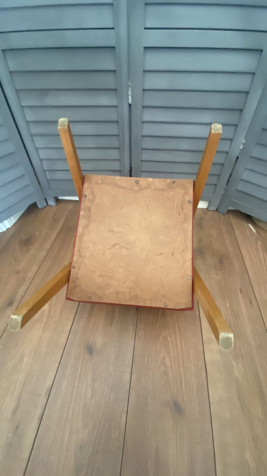 photo vinterior Vintage Mcm Danish Style Childs Chair Small Wooden Frame Lounge Red Vinyl