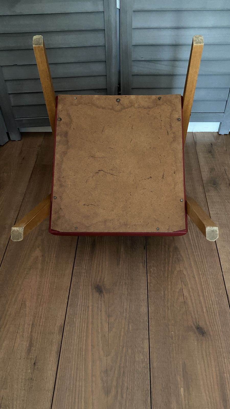photo vintage Vintage Mcm Danish Style Childs Chair Small Wooden Frame Lounge Red Vinyl