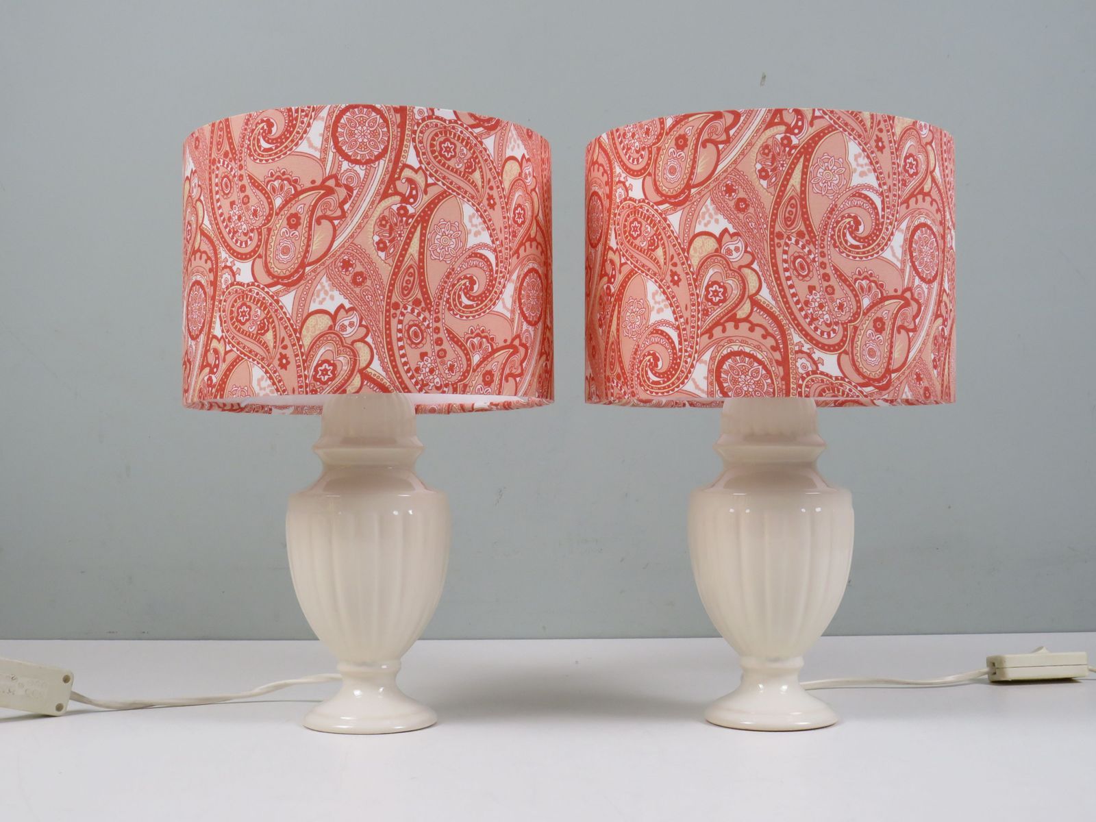 Set Of 2 Vintage Ceramic Bedside Lamps With Lampshades With Paisley Motif.