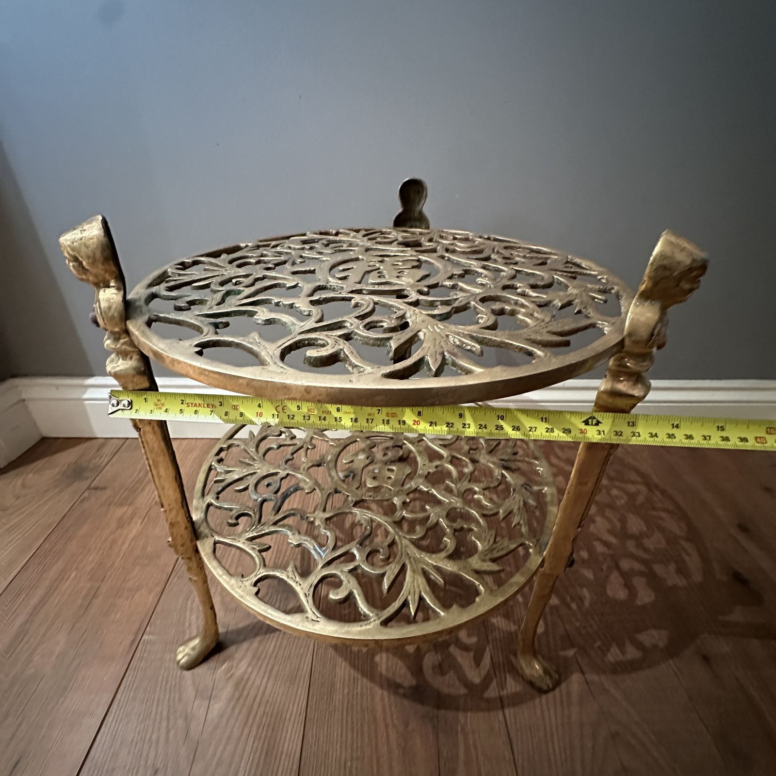 photo vintage Vintage Ornate Brass 2 Tier Jardiniere Plant Stand Side Table Lion Claw Cherubs