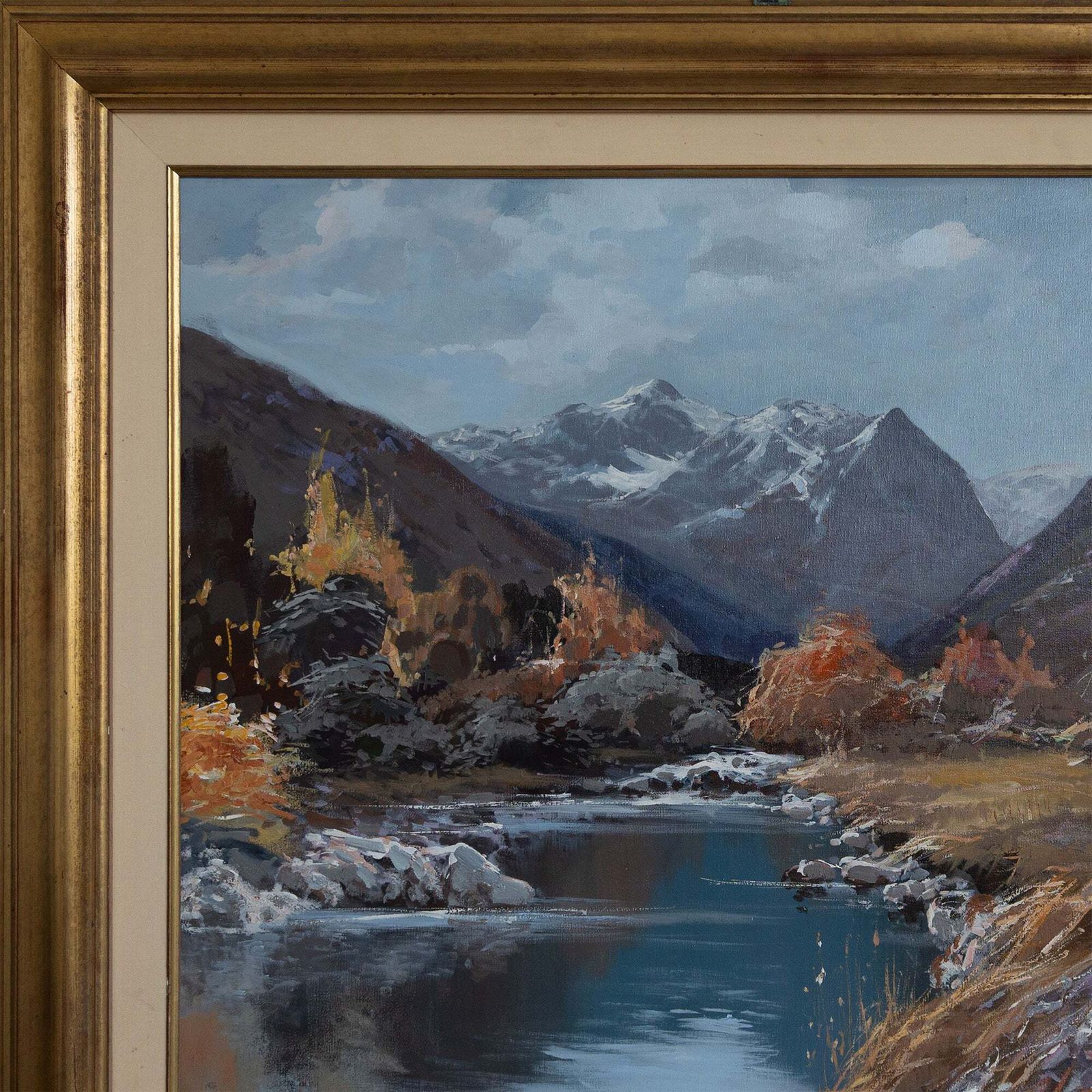 Berglandschap Met Rivier – Ingelijst Gesigneerd Olieverfschilderij photo for sale