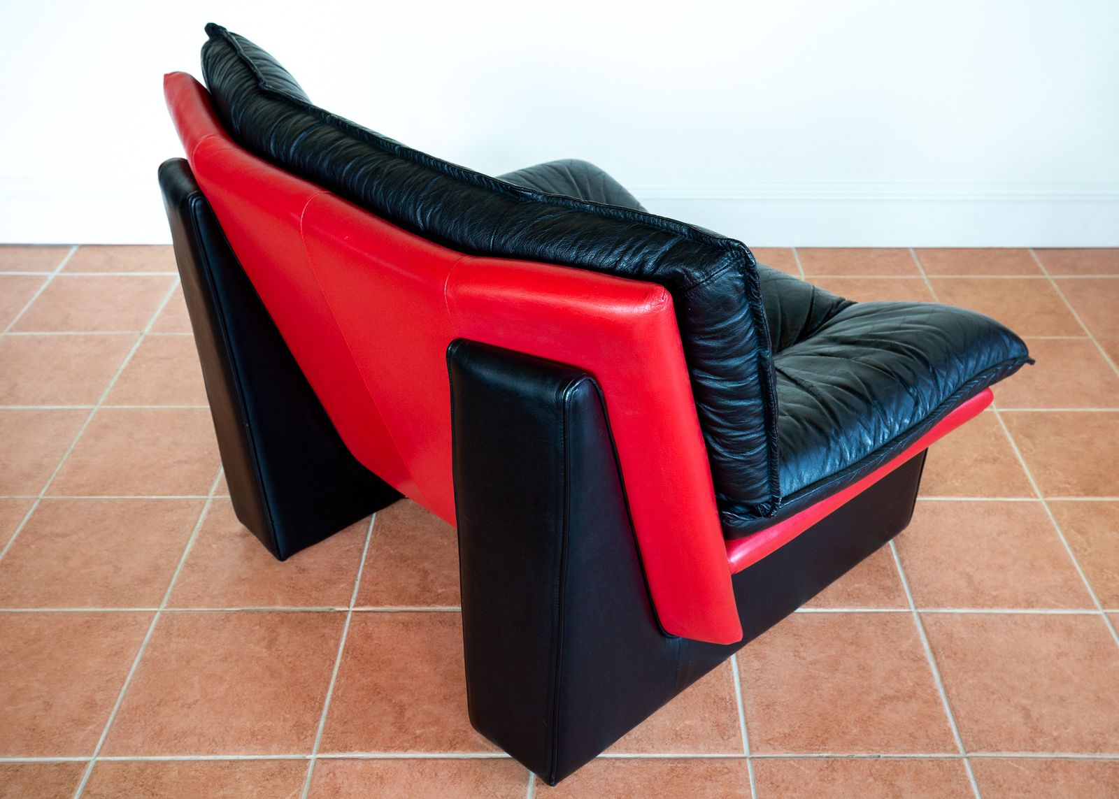 photo furniture Italian Designer Leather Lounge Chair 1980s Nicoletti Salotti For Avanti Ambassador Chair Postmodern Memphis Style Two Tone Black Leather Red Leather