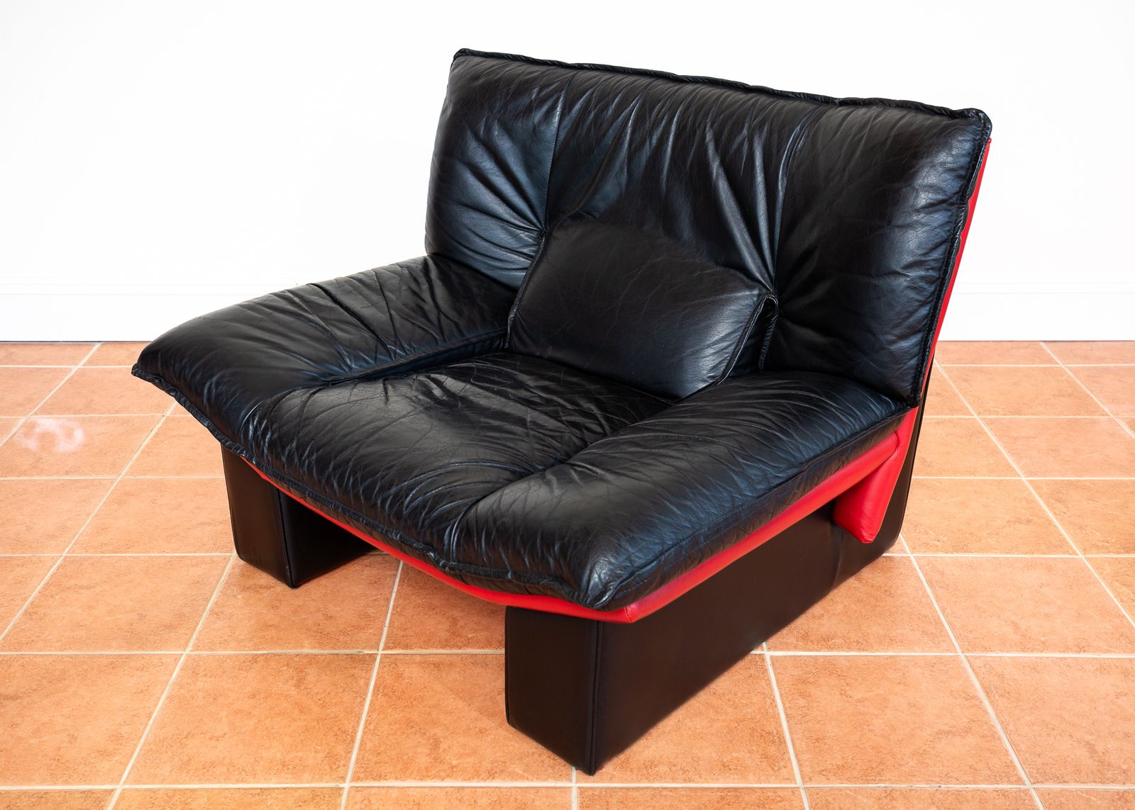 photo vintage Italian Designer Leather Lounge Chair 1980s Nicoletti Salotti For Avanti Ambassador Chair Postmodern Memphis Style Two Tone Black Leather Red Leather