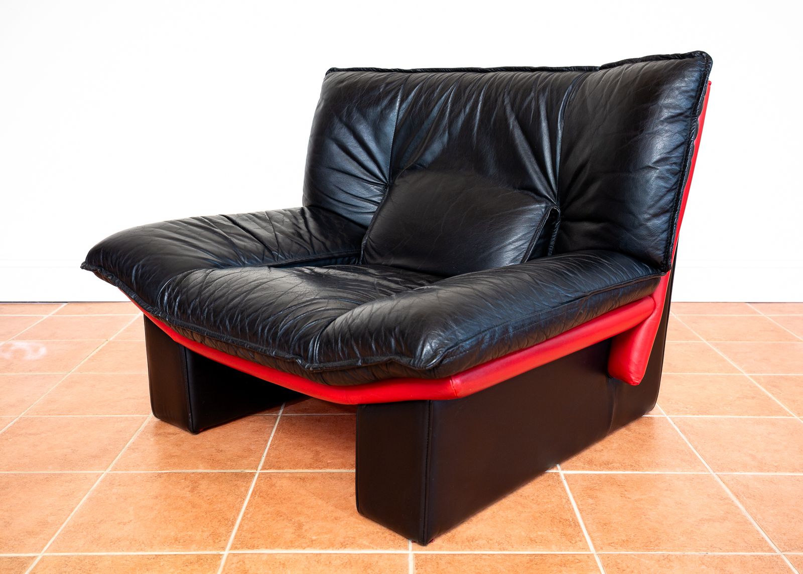 photo vinterior Italian Designer Leather Lounge Chair 1980s Nicoletti Salotti For Avanti Ambassador Chair Postmodern Memphis Style Two Tone Black Leather Red Leather