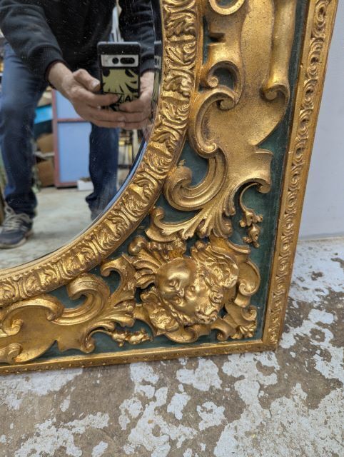 Large Renaissance Style Wall Mirror With A Gilded And Patinated Wooden Frame, Decorated With Winged Putti – Italian Or Spanish Work, 20th Century, In photo for sale