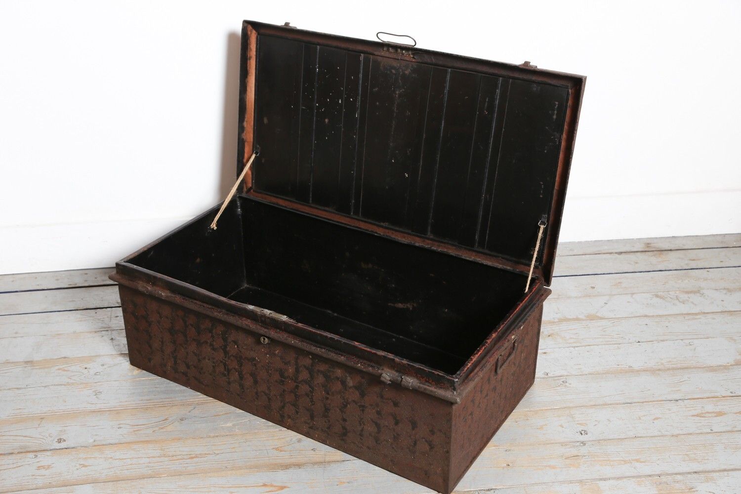 photo for sale Regulation Tôleware Trunk + H.M. Ship Letter – Royal Navy Naval History