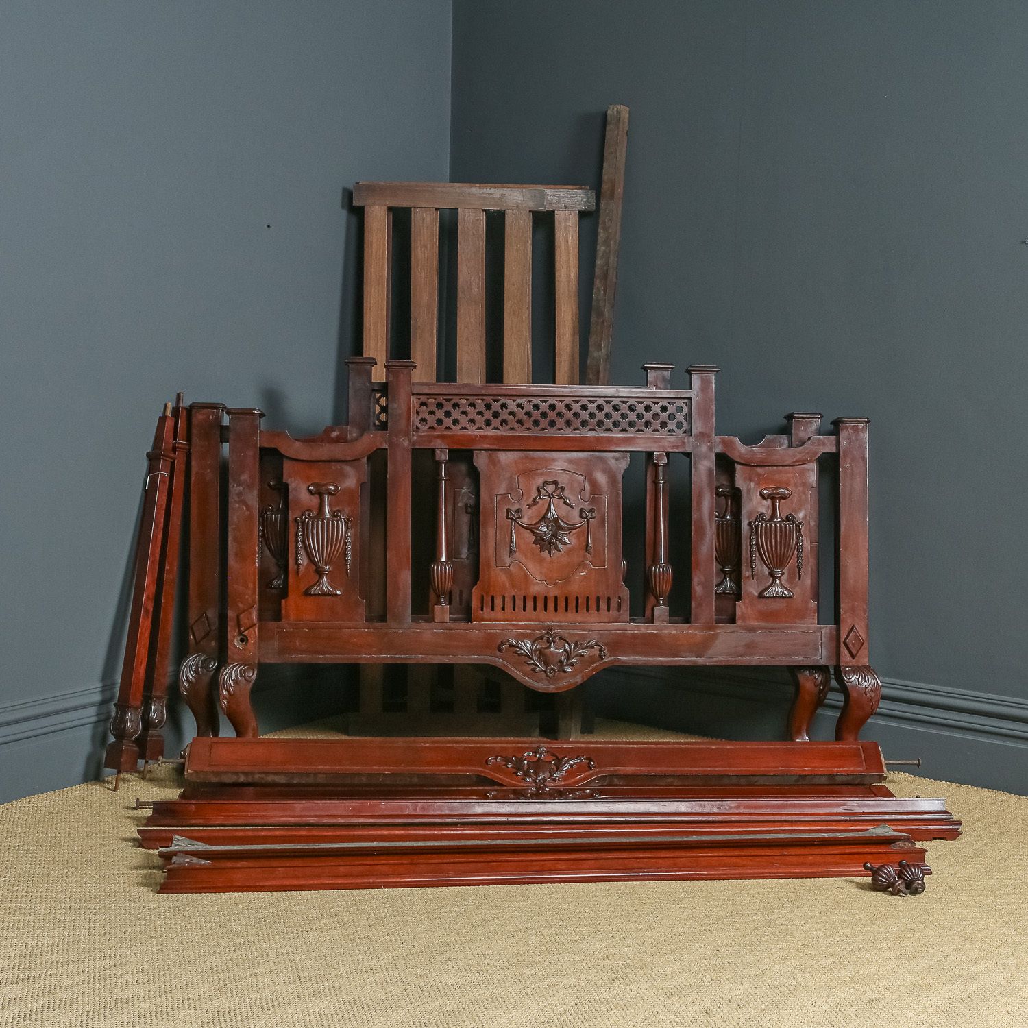 photo vinterior Victorian Anglo Indian Colonial Raj Bombay 6ft Super King Teak Four Post Bed (Circa 1890)