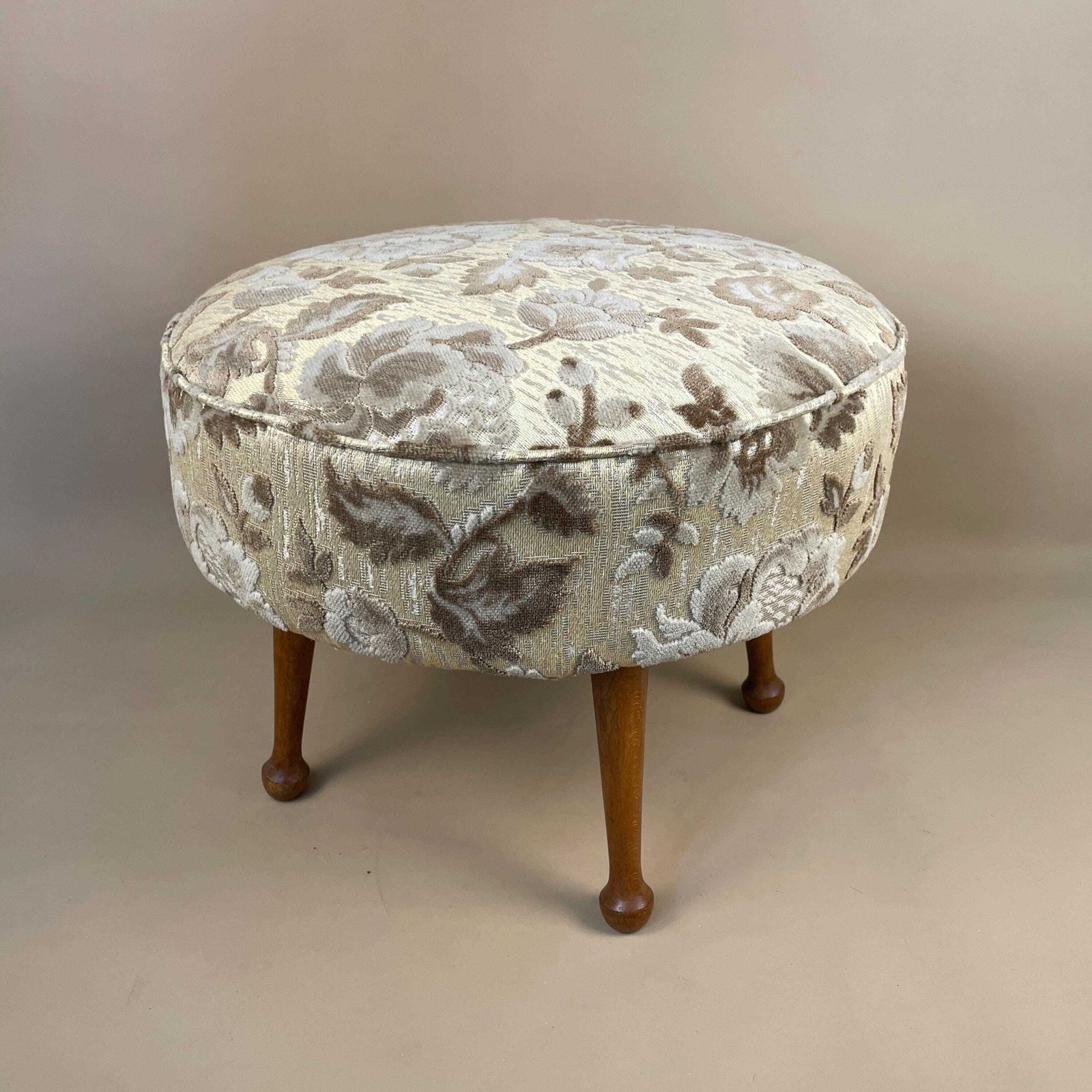 Vintage Retro Velvet Stool Floral Pattern Thin Pin Wood Legs Cottage Furniture Round Circle Seat 48cm Footstool Patterned photo furniture