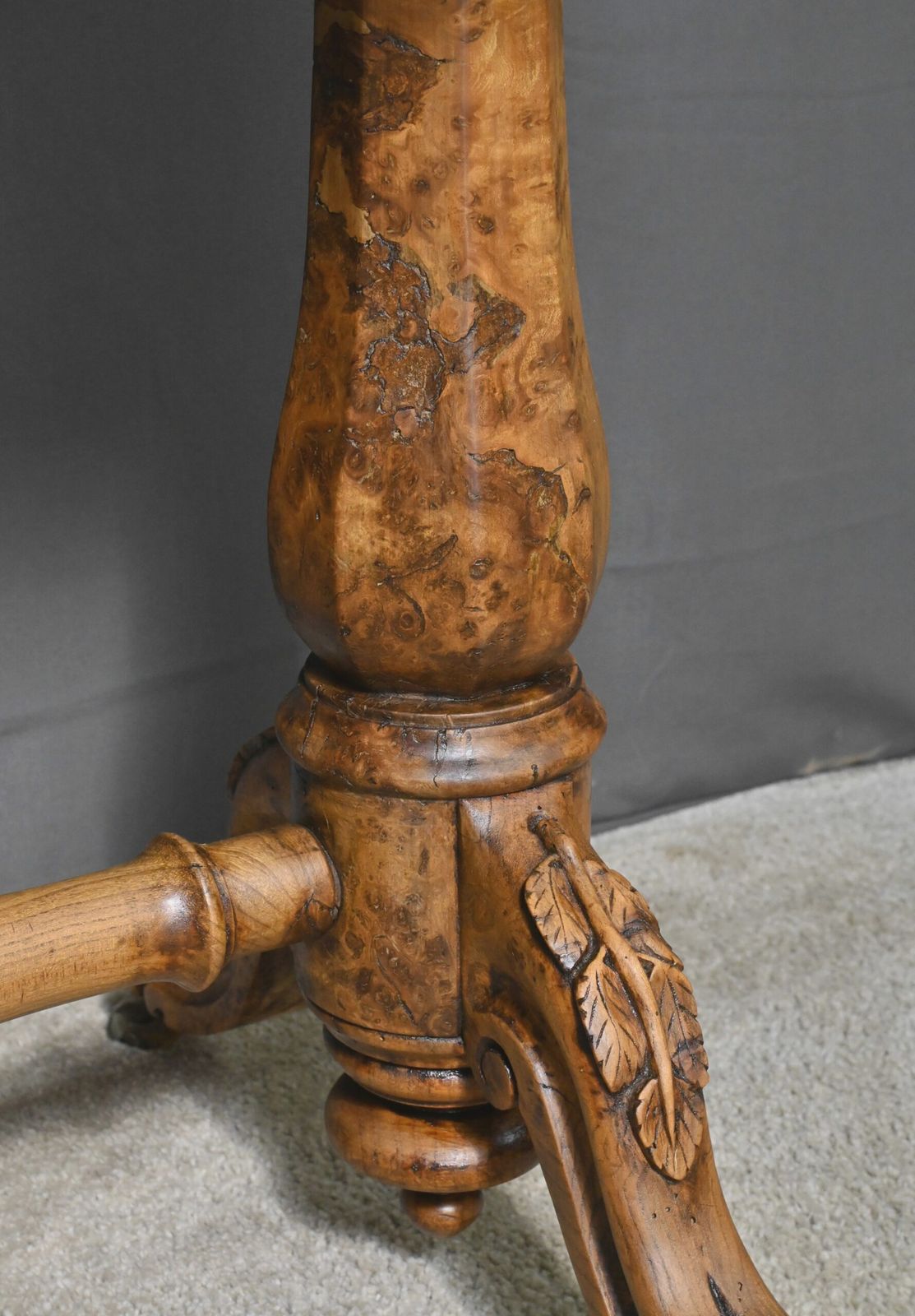 photo furniture Victorian Amboyna Burl Desk, England – Late 19th Century