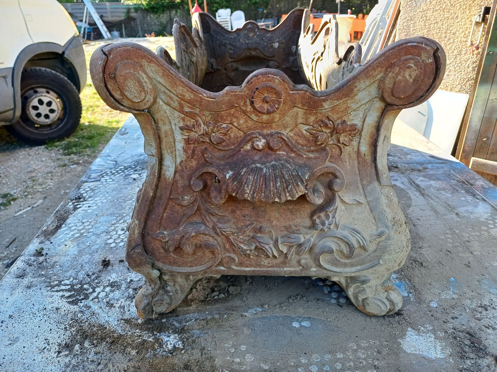 photo furniture Large 1900 Cast Iron Planter In Rocaille Style: Charleville   Mézières