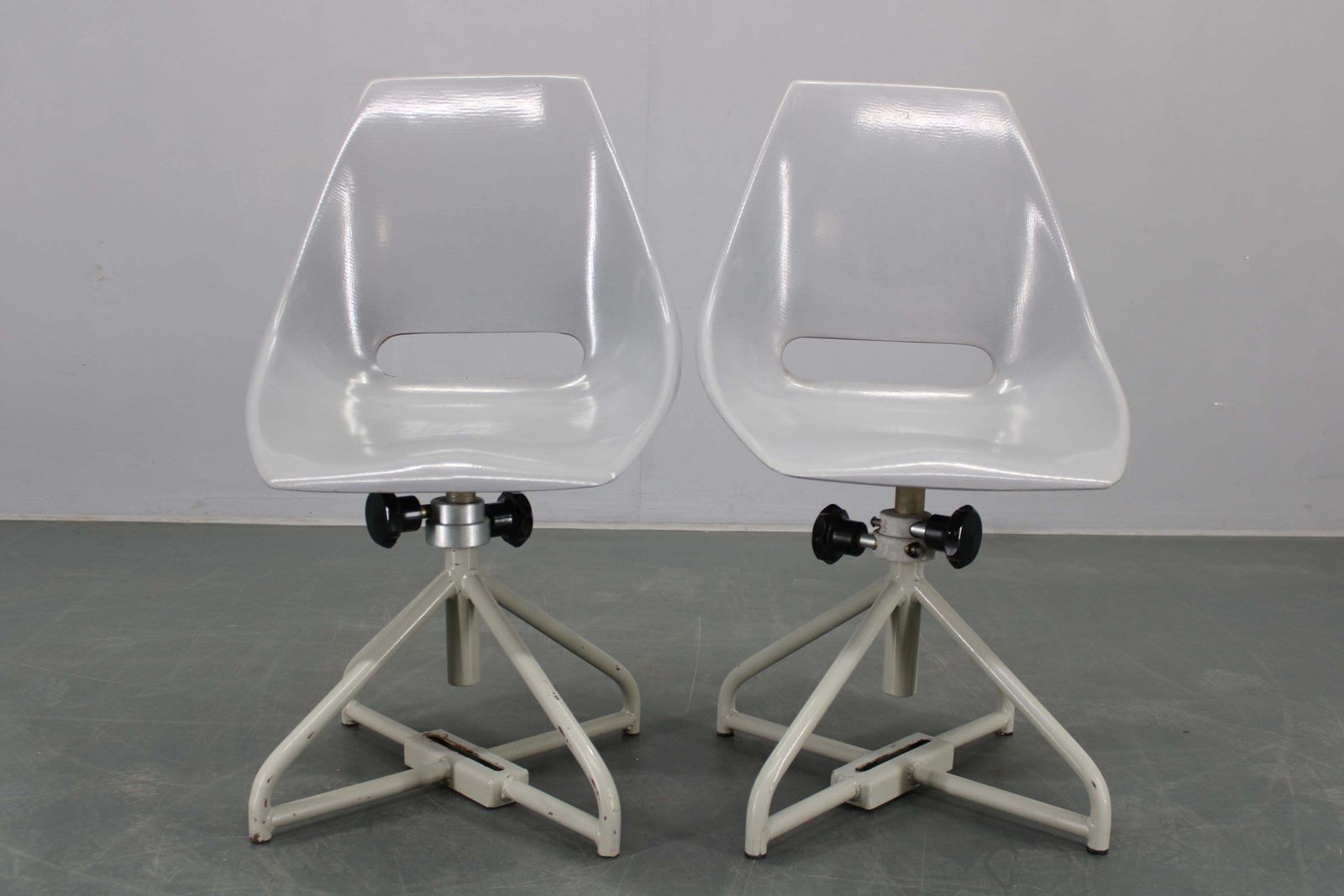686.0 1960s Miroslav Navratil Pair Of Fiberglass Chairs For Vertex, Czechoslovakia photo
