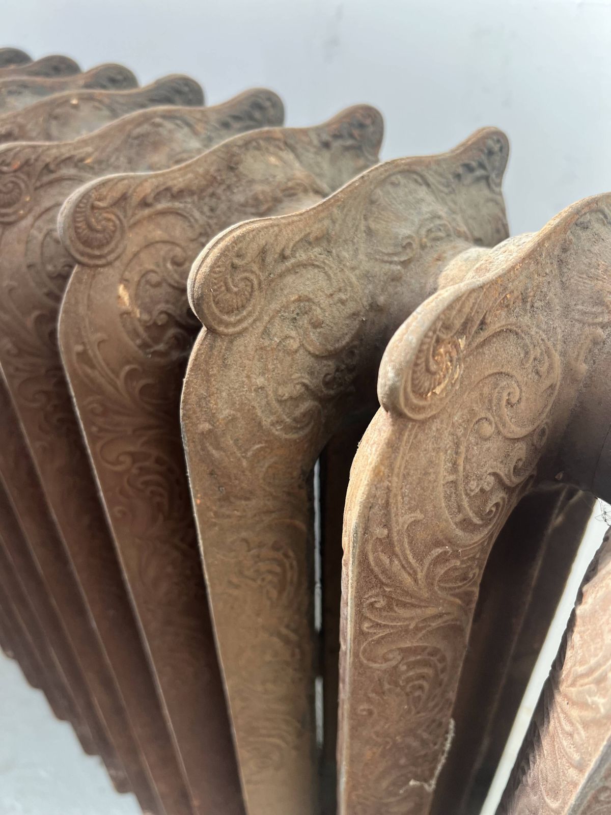 Antique Free Standing Radiator With Fourteen Flowered Cast Iron Blades, 20th Century photo 829.0