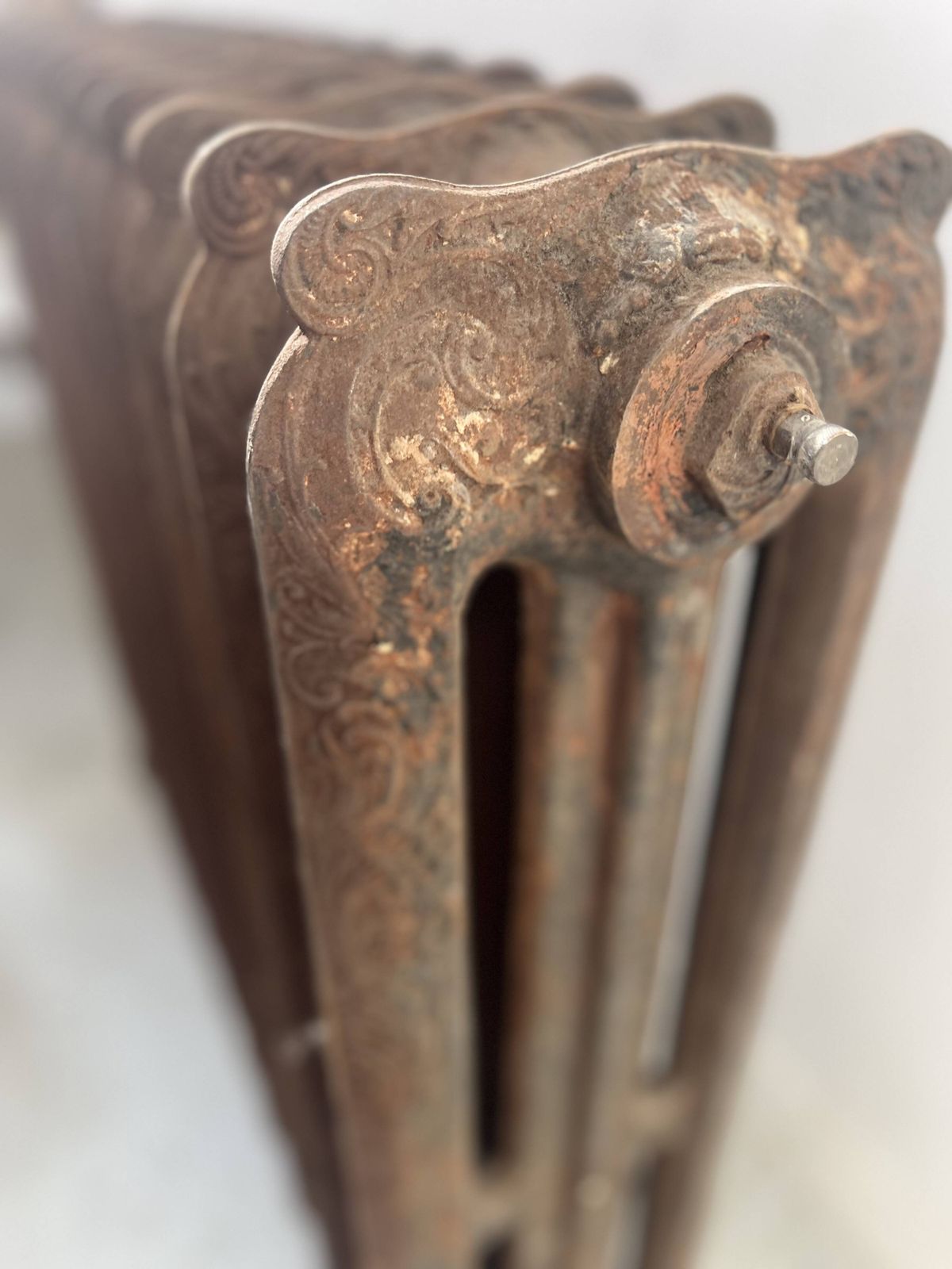 Antique Free Standing Radiator With Fourteen Flowered Cast Iron Blades, 20th Century photo vinterior