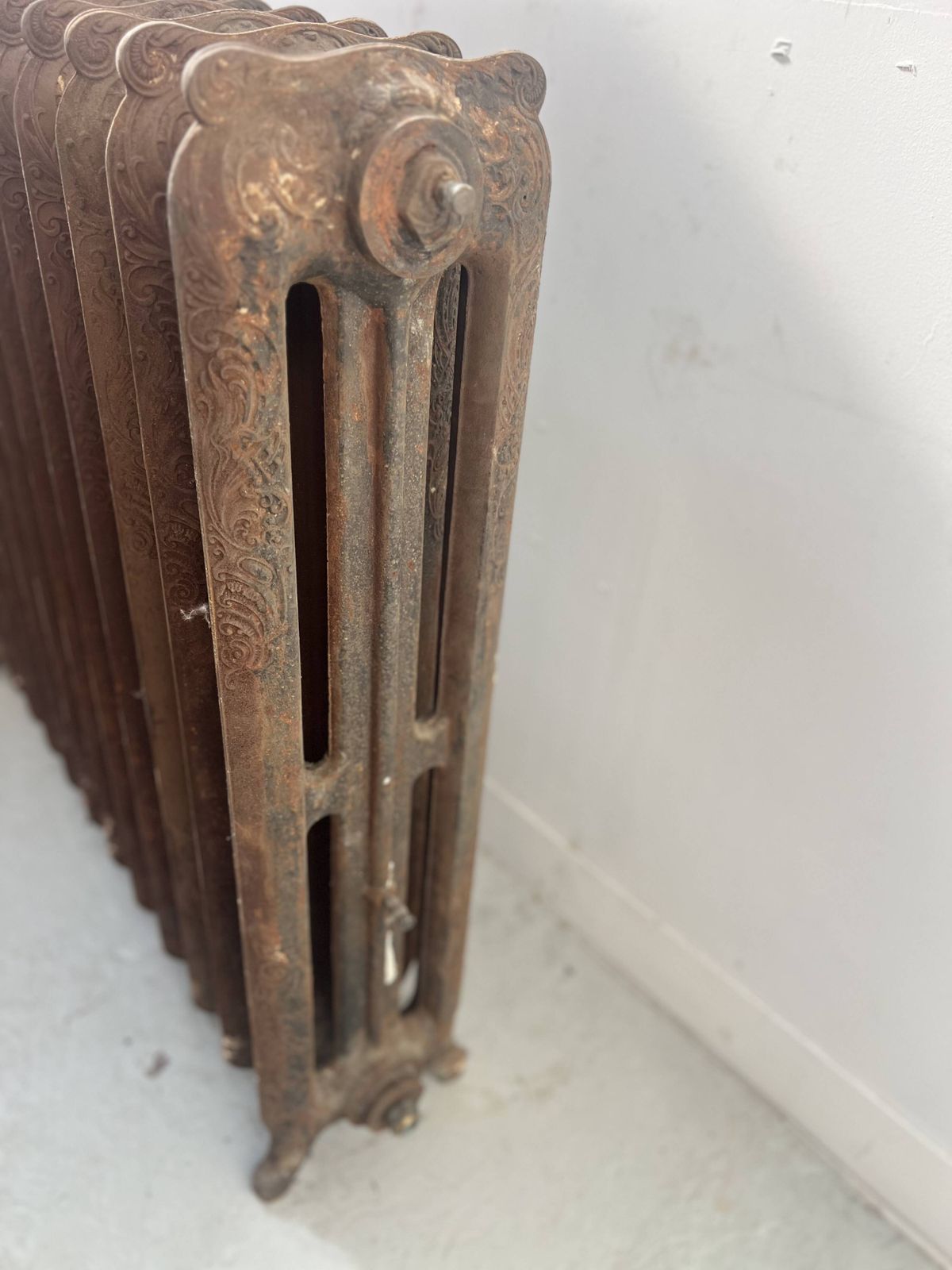 Antique Free Standing Radiator With Fourteen Flowered Cast Iron Blades, 20th Century photo buy