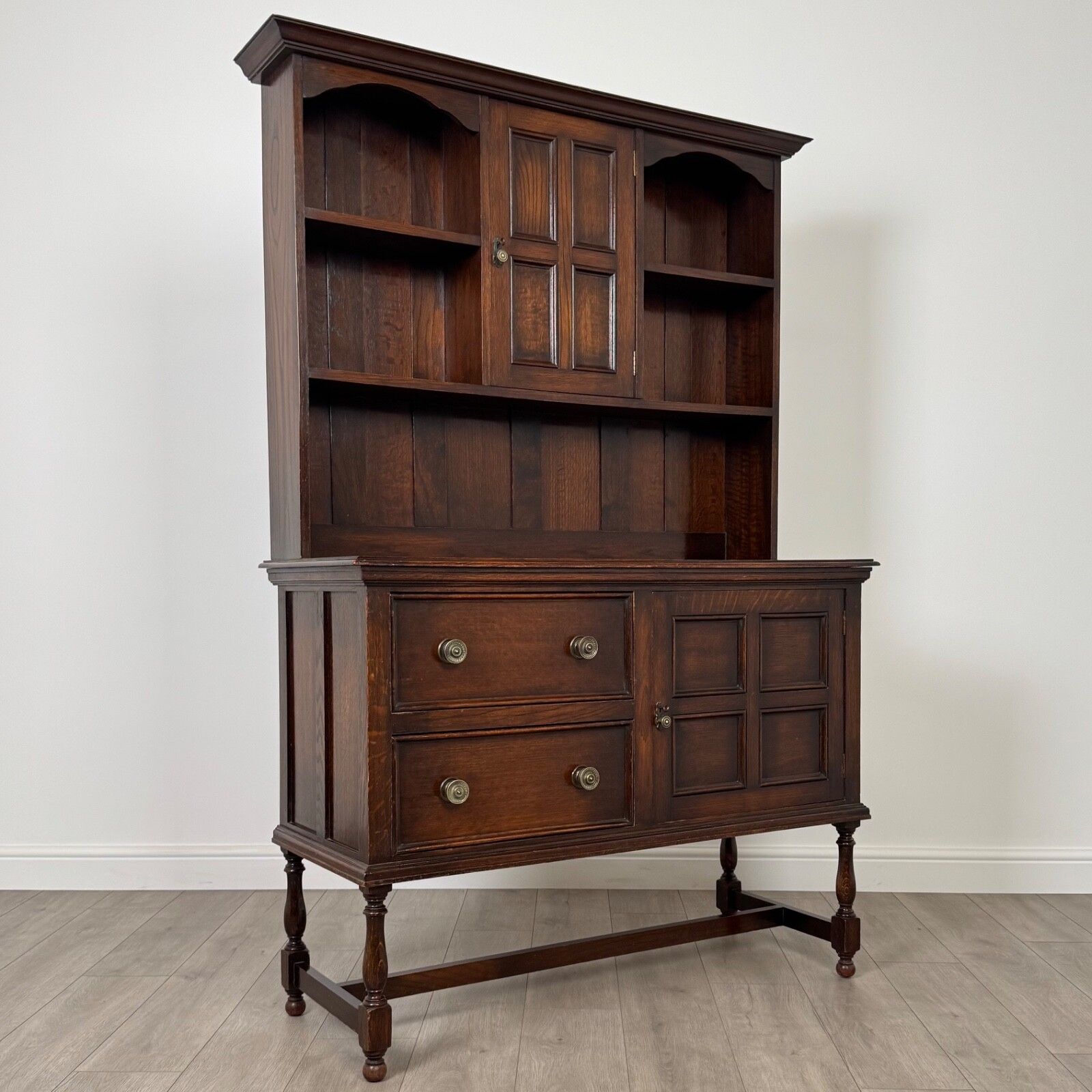 photo furniture Antique 20th Century Good Quality Oak Dresser