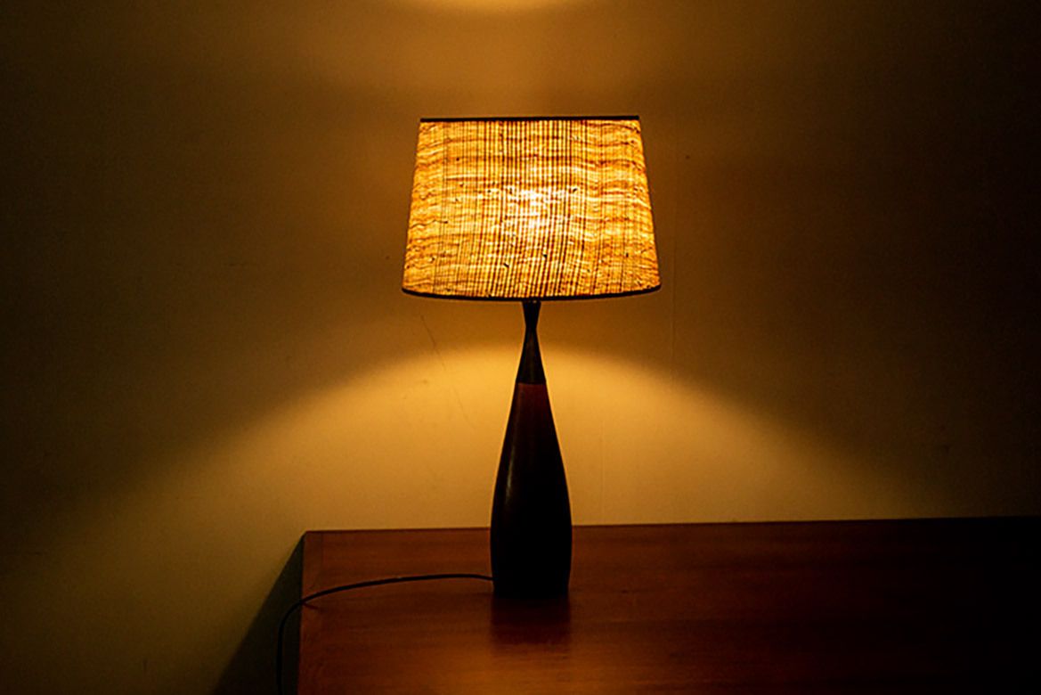 Grande lampe de table danoise en teck et ébène, forme de quille, par Fog & Morup, 1960. photo vinterior