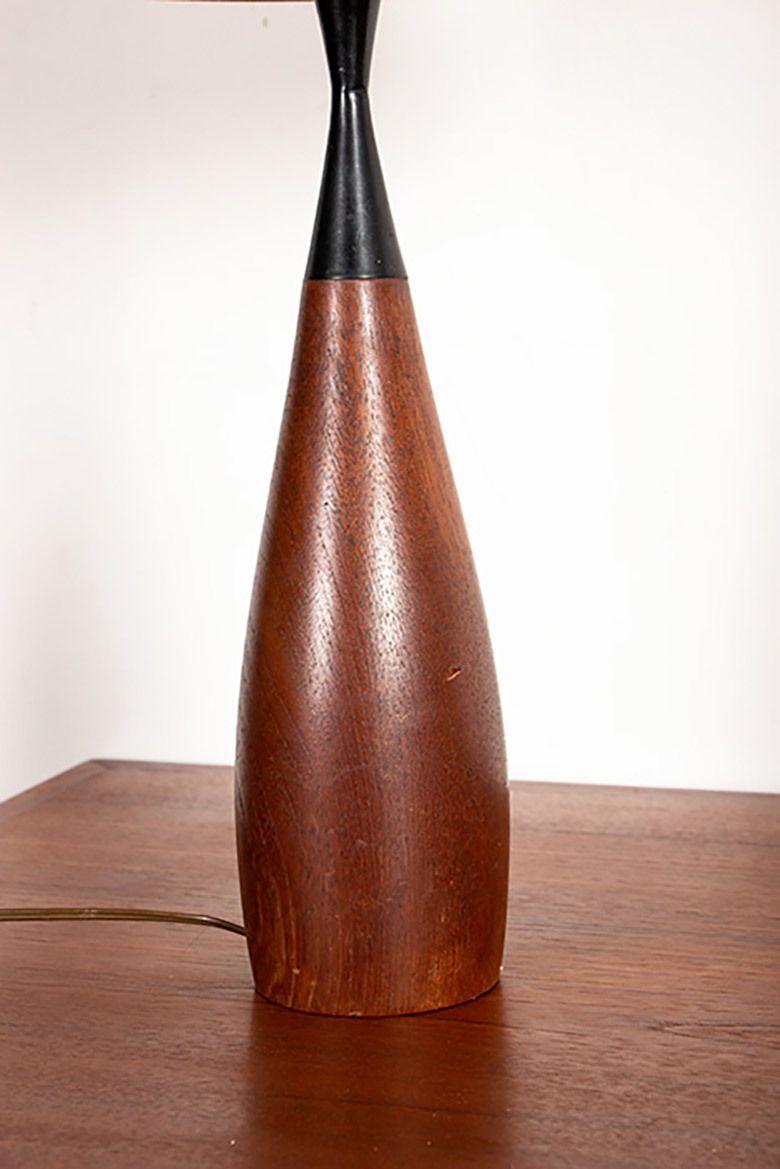 Luminaires Grande lampe de table danoise en teck et ébène, forme de quille, par Fog & Morup, 1960. photo