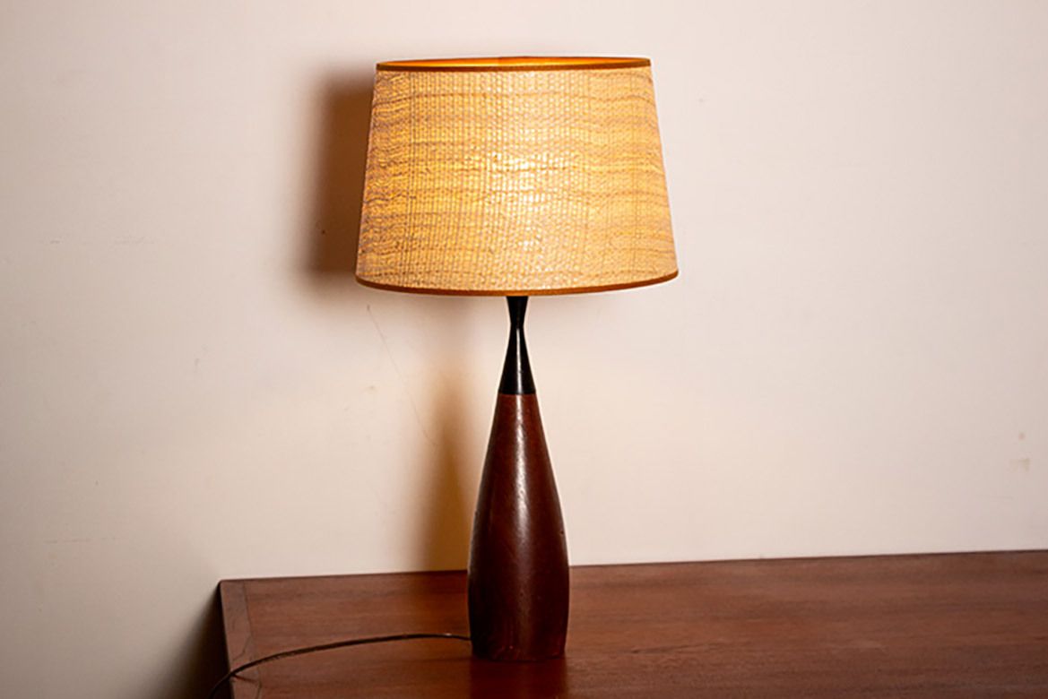photo vinterior Grande lampe de table danoise en teck et ébène, forme de quille, par Fog & Morup, 1960.