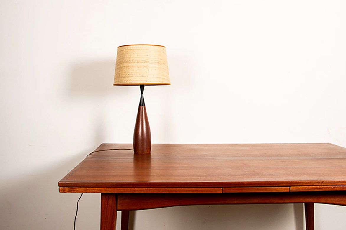 photo buy Grande lampe de table danoise en teck et ébène, forme de quille, par Fog & Morup, 1960.