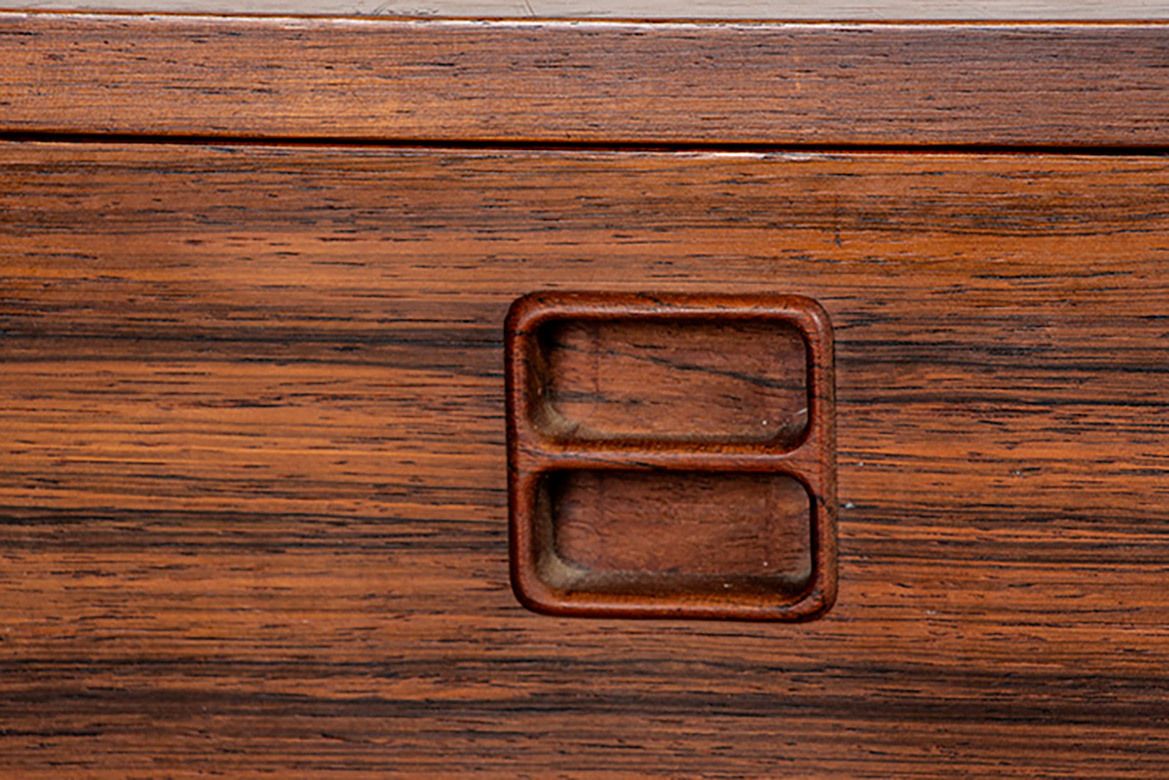 Petite commode, meuble d'entrée ou d'appoint, danoise en palissandre, 1960. photo for sale