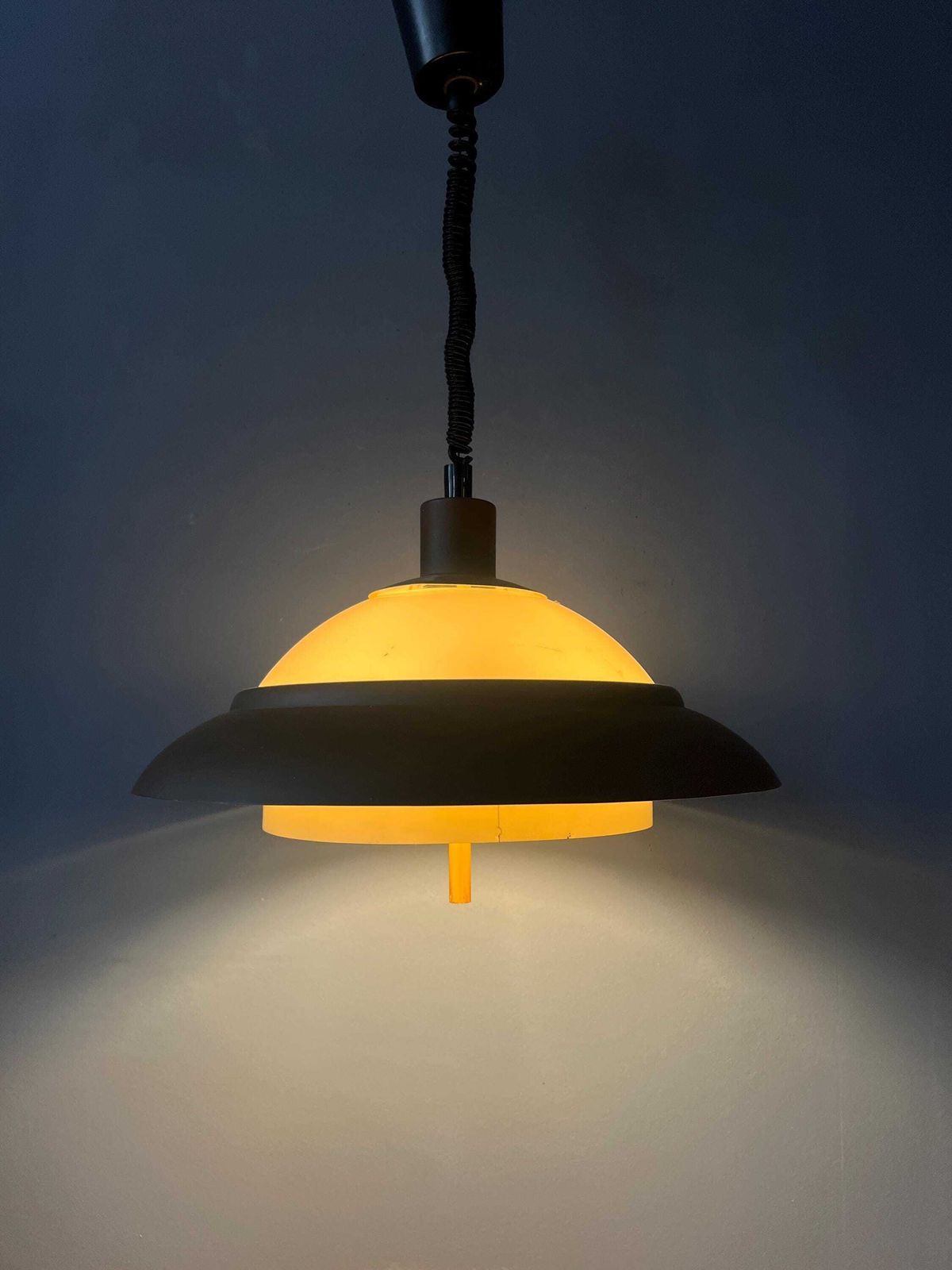 Bruine En Beige Mid Century Hanglamp Van Dijkstra, Space Age photo for sale