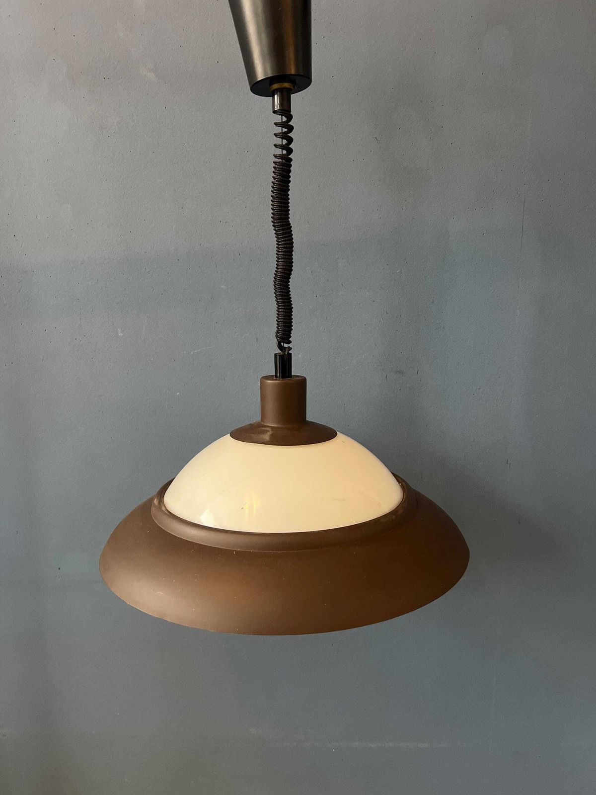 Bruine En Beige Mid Century Hanglamp Van Dijkstra, Space Age photo vinterior