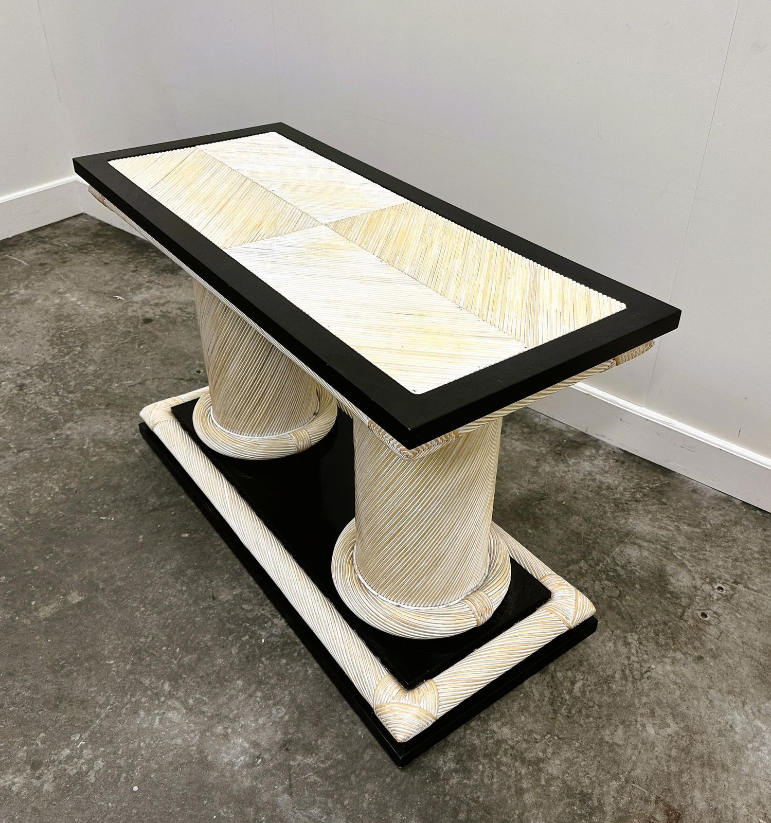Jaren 1970 Howard Dilday Organische Rotan Consoletafel Met Zwart Gelakte Rand. photo for sale