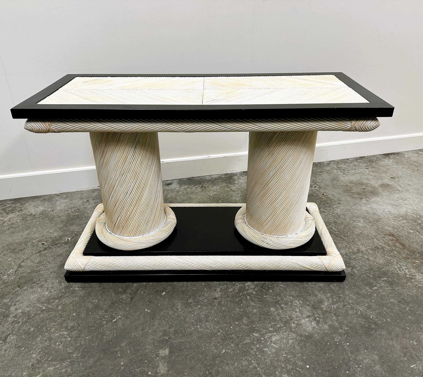 photo furniture Jaren 1970 Howard Dilday Organische Rotan Consoletafel Met Zwart Gelakte Rand.