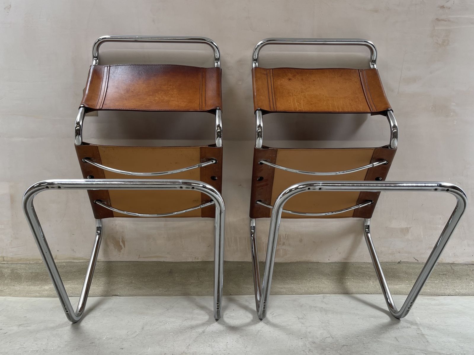 photo vintage Pair Dining Or Desk Chairs Mart Stam Marcel Breuer S33 Set Of Two 2 Fasem Chrome Tan Cognac Brown Leather Cantilever Bauhaus
