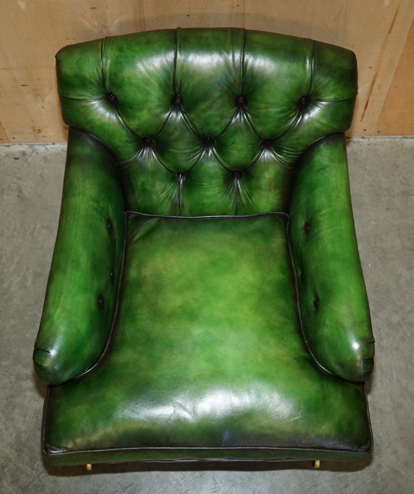 Pair Of Antique Howard & Son's Bridgewater Chesterfield Green Leather Armchairs photo vinterior