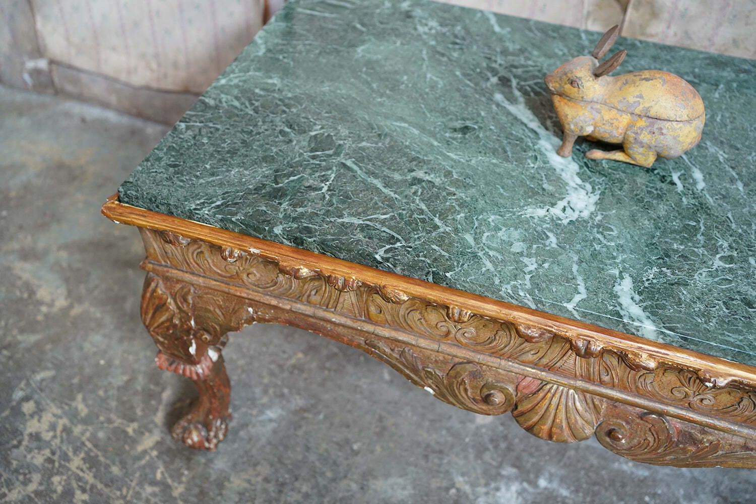 photo vintage A George II Marble Topped Giltwood & Gesso Low Table C.1740