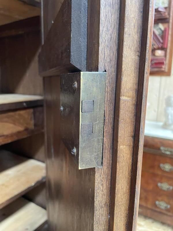 Armoire époque Louis Philippe En Noyer Et Placage photo vinterior