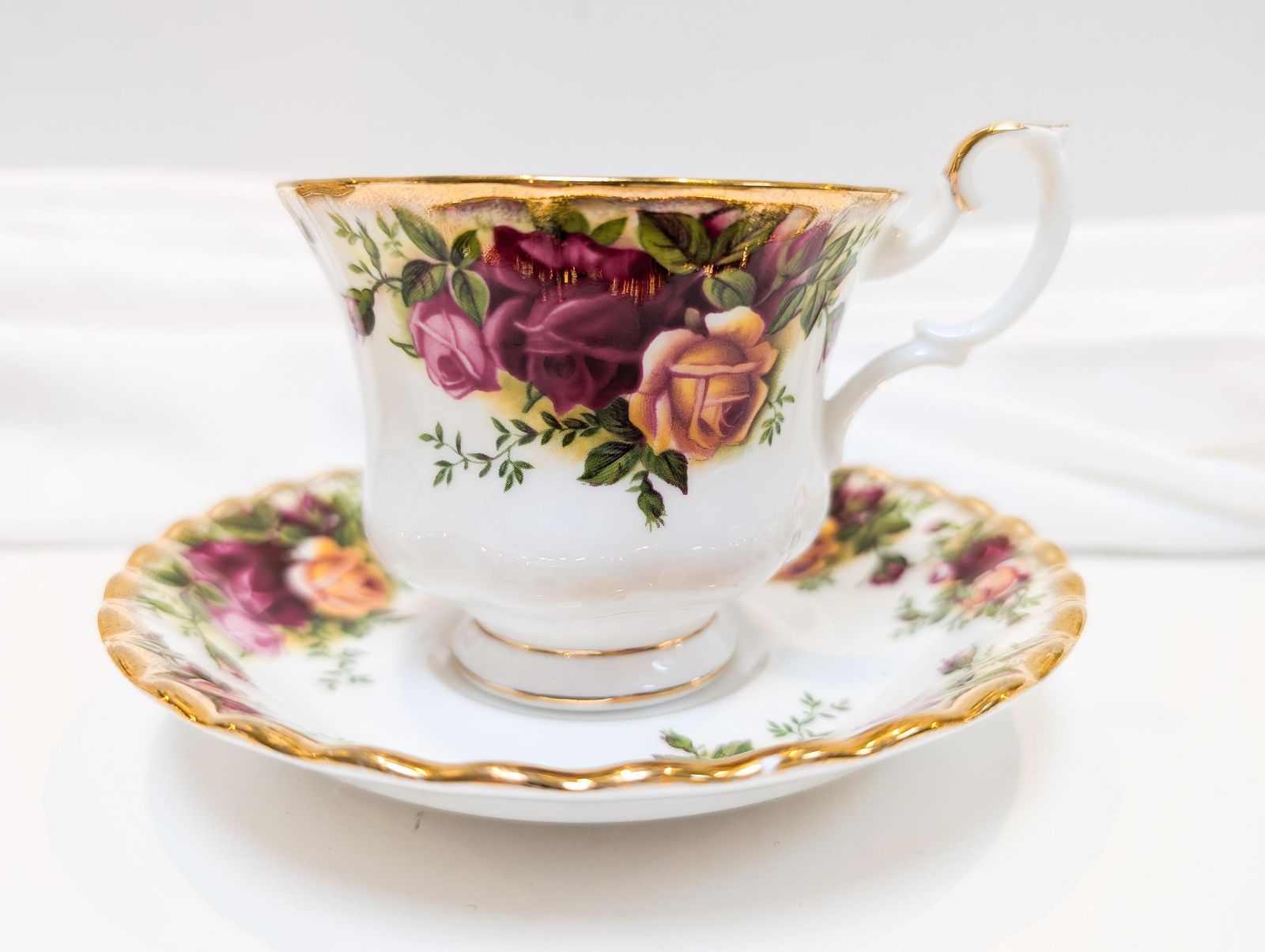 First Edition, 1st Quality Royal Albert Old Country Rose Teacup And Saucer Set Of 6. Made In England 1960s In Perfect Condition. photo furniture