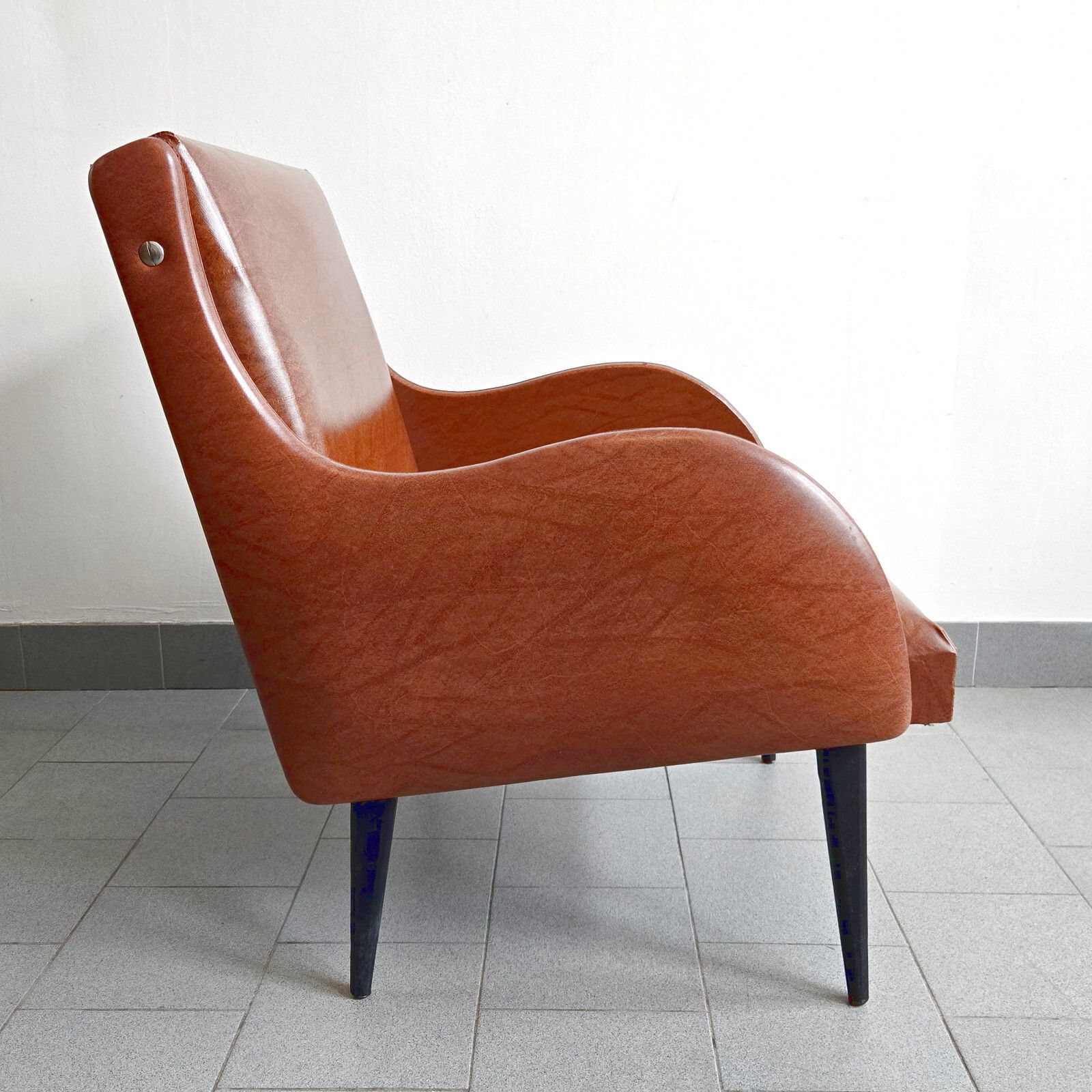 Vintage Franse Fauteuil Uit De Jaren 1960, Kunstleer In Havanabruin En Zwart Gelakt Hout photo vinterior