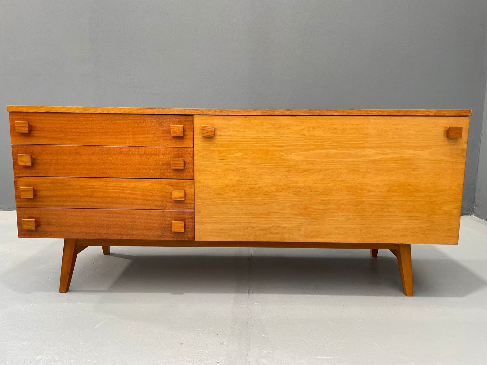 Modernistisch Dressoir Met Klapdeur, Tsjecho Slowakije, Jaren 1970