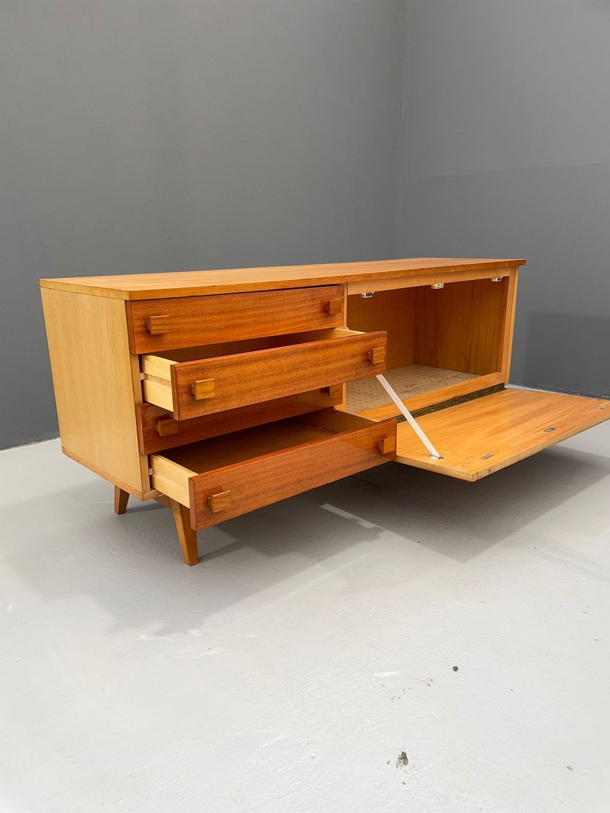 Modernistisch Dressoir Met Klapdeur, Tsjecho Slowakije, Jaren 1970 photo Meubels
