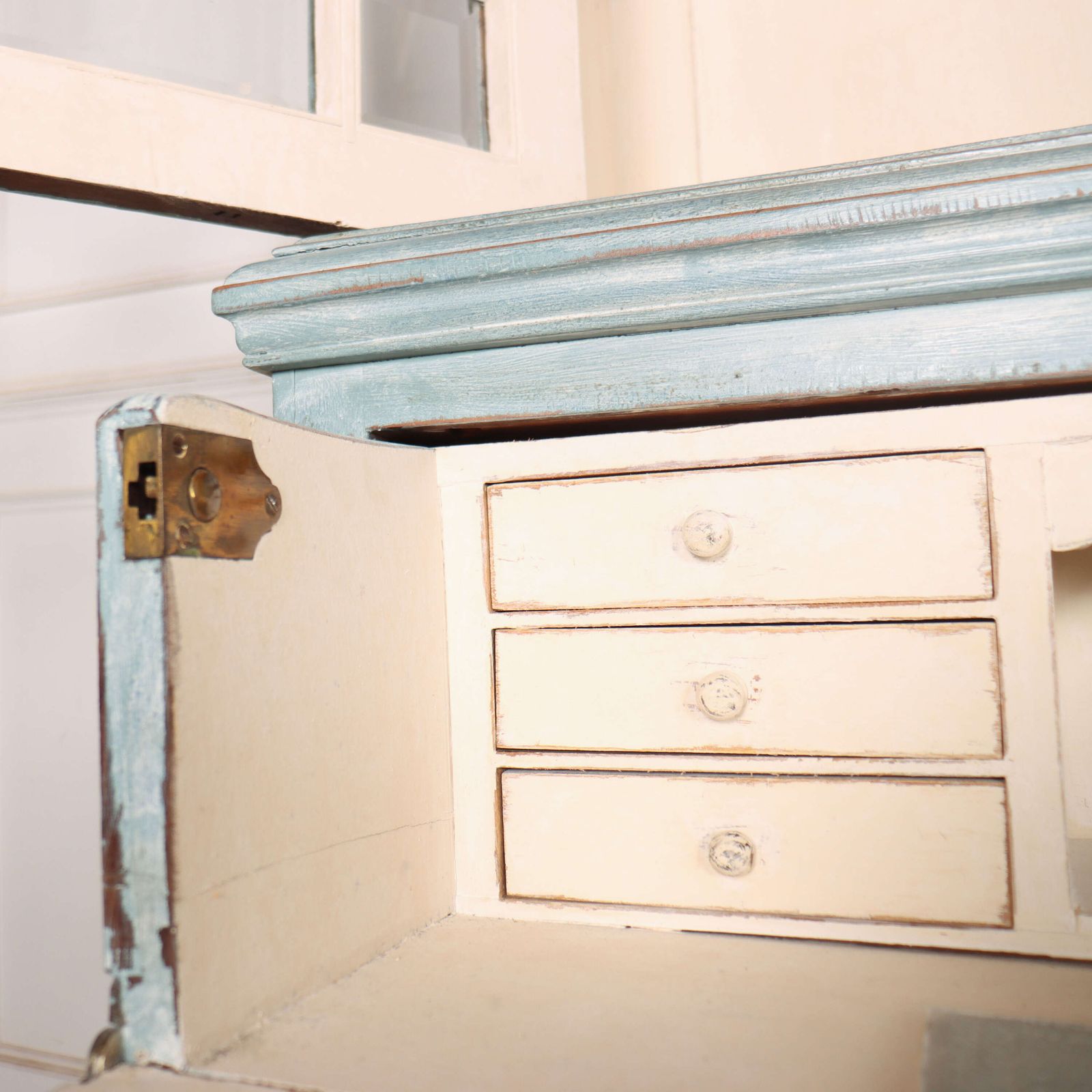 photo vinterior English Painted Bookcase Secretaire