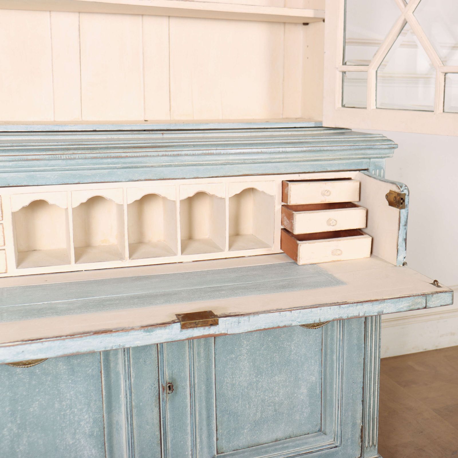 photo vintage English Painted Bookcase Secretaire