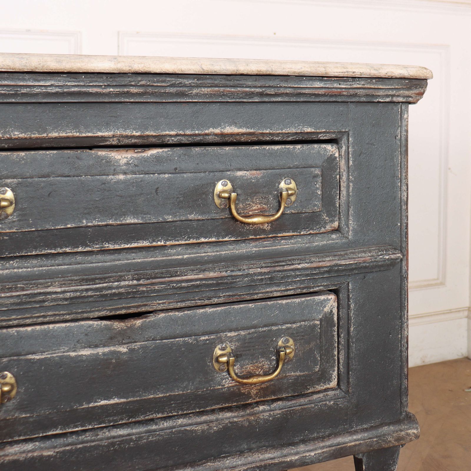 English Painted Dresser Base, 1700s photo vinterior