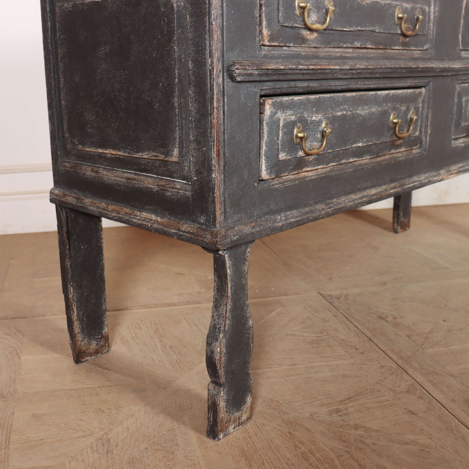 photo vinterior English Painted Dresser Base, 1700s
