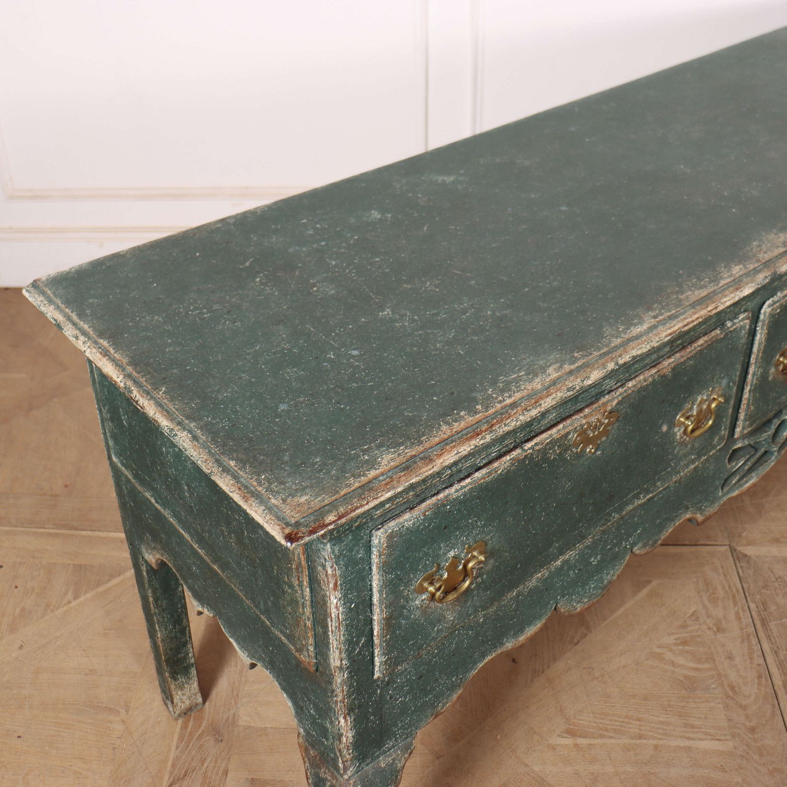 photo vinterior Large English Dresser Base, 1700s