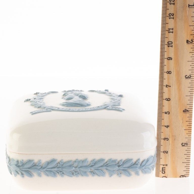 Wedgwood Etruria Porcelain Queen Elizabeth II Lidded Box photo Home Decor