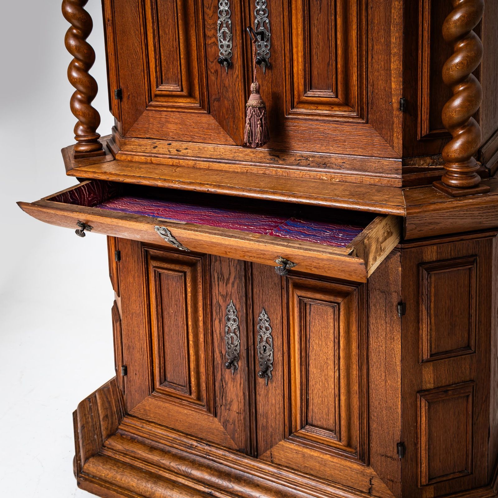 5900.0 Baroque Cabinet With Turned Columns, 18th Century photo