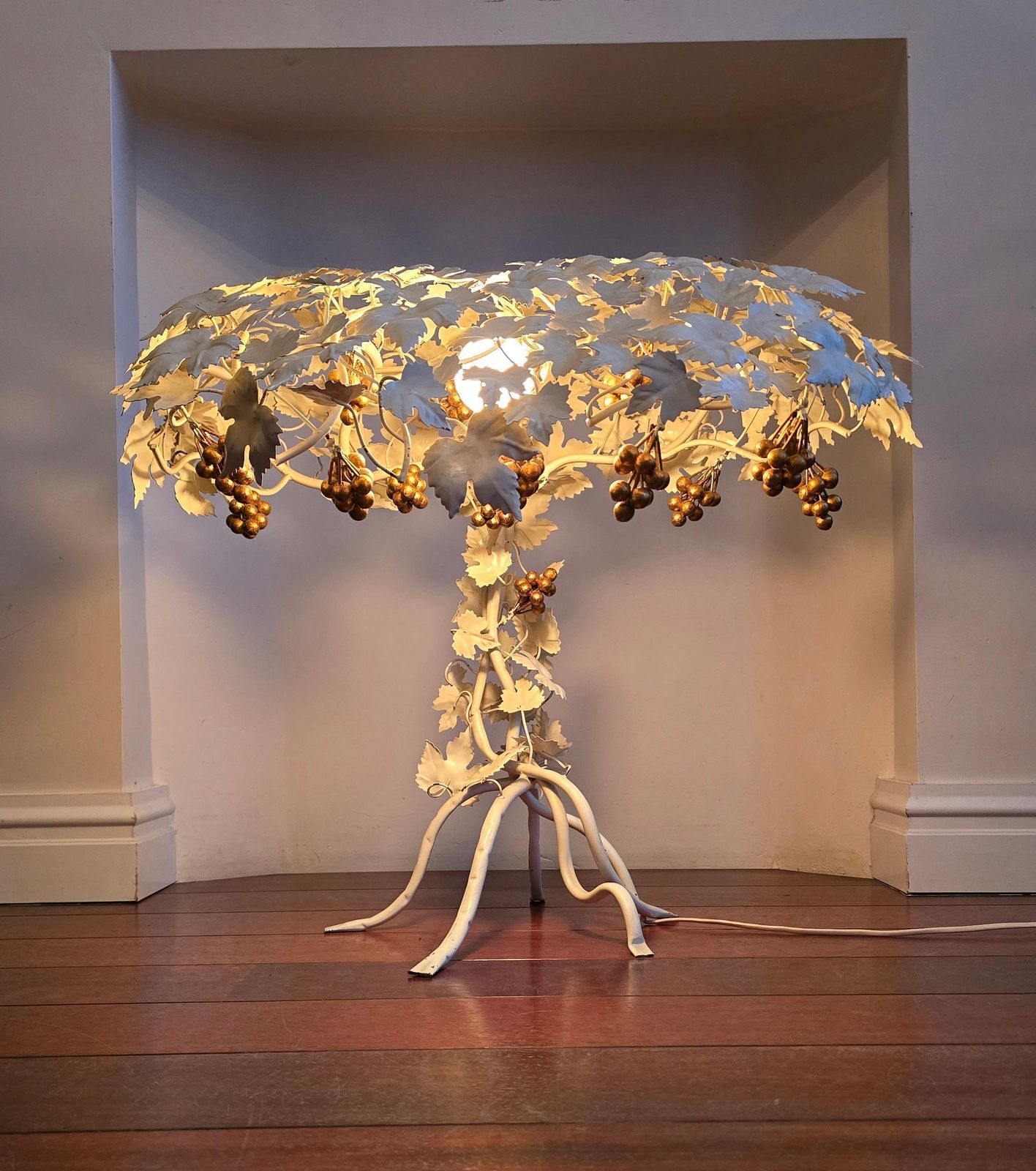 Hand Painted Metal Grapevine Table Lamp In Hollywood Regency / Art Nouveau Style photo 2916.0